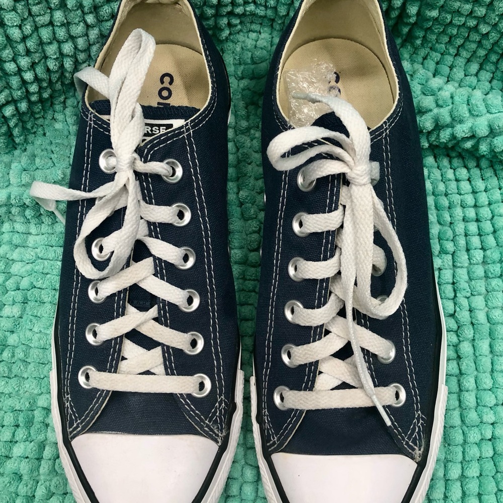 Converse Women’s Navy Canvas Low-Top Sneakers with White Laces. Size 9. Like New